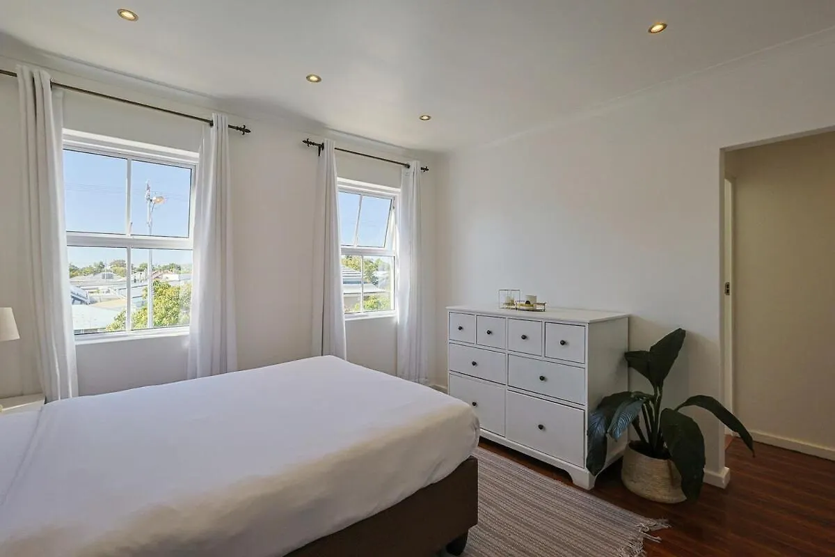 Fully Equipped Claremont Home With Pool & Style Cape Town Holiday home