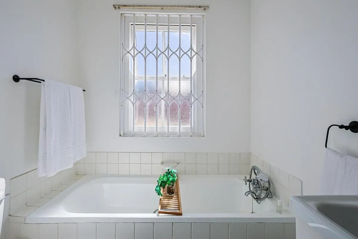 Fully Equipped Claremont Home With Pool & Style Cape Town Holiday home