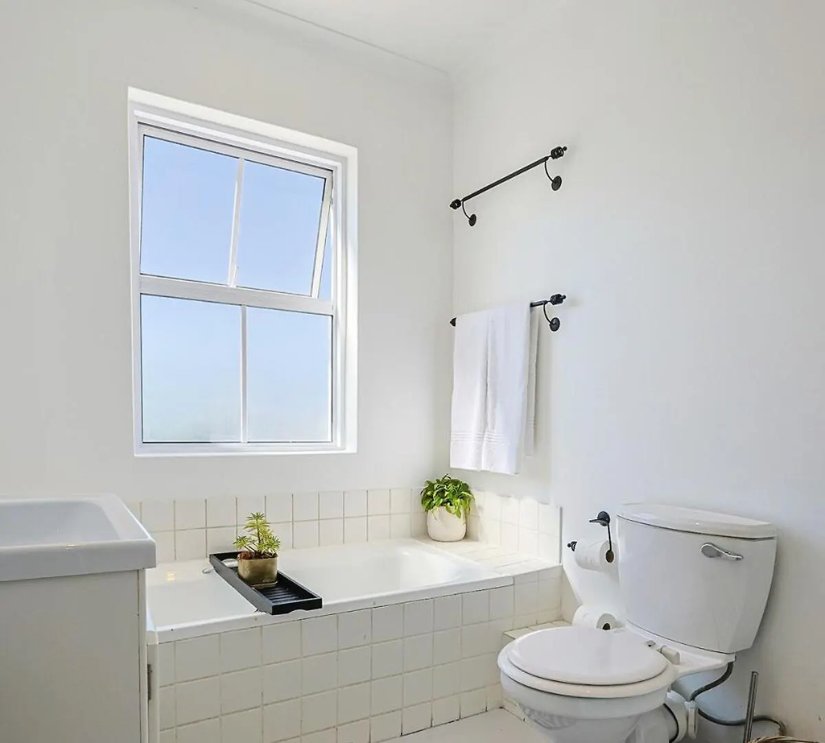 Fully Equipped Claremont Home With Pool & Style Cape Town